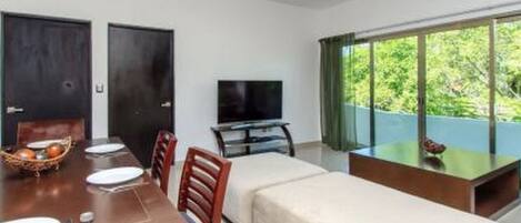 Familie appartement, 2 tweepersoonsbedden, uitzicht op de stad | Woonruimte | Flatscreentelevisie