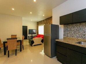Fridge, microwave, cookware/dishes/utensils - Davinci By Vtpvacaciones (Playa del Carmen)