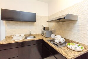 Family Apartment, 2 Double Beds, City View | Private kitchen | Fridge, microwave, cookware/dishes/utensils - Davinci By Vtpvacaciones (Playa del Carmen)