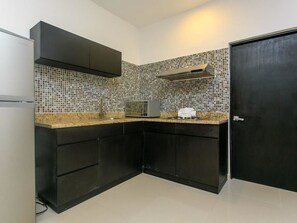 Departamento familiar, 2 camas matrimoniales, vista a la ciudad | Cocina privada | Refrigerador, microondas y utensilios de cocina 