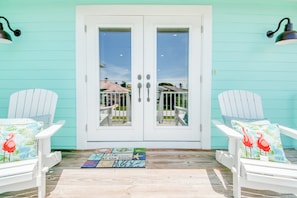 Terrace/patio - Key West appeal & gorgeous Sanibel River views& bicycles -Villa Calypso Tides- Roelens Vacations (Sanibel Island)