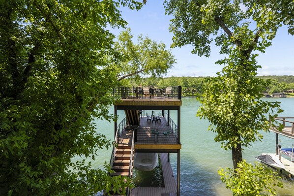 Property grounds - Minutes to Downtown Austin: Peaceful Waterfront Retreat with City Access Nearby (Austin)