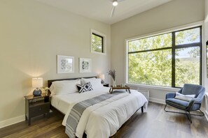 3 habitaciones, tabla de planchar con plancha, internet y ropa de cama