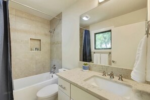 A modern bathroom with a bathtub, a sink, and a shower. - Minutes to Downtown Austin: Peaceful Waterfront Retreat with City Access Nearby (Austin)