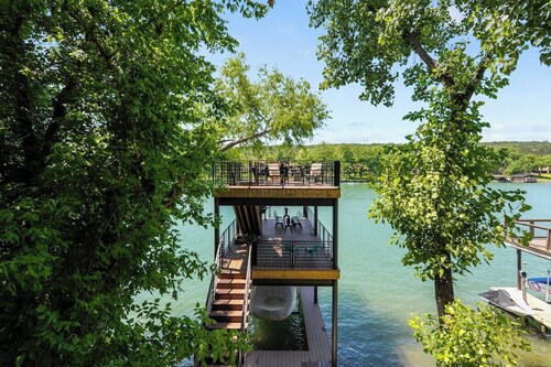 Minutes to Downtown Austin: Peaceful Waterfront Retreat with City Access Nearby