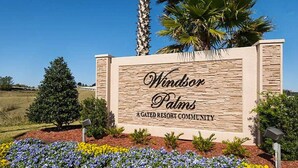 Un panneau indiquant l’entrée de Windsor Palms, un complexe résidentiel de luxe avec sécurité.