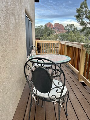 Outdoor dining - Stargazer’s Escape: Sweeping Red Rock Views From Four Balconies (Sedona)