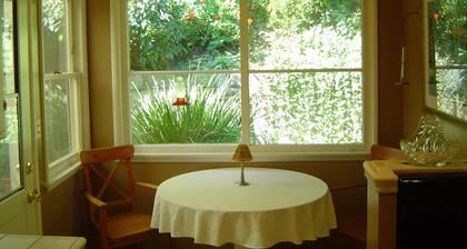 STUNNING Hollywood Hills Home... Celebrity Area, GREAT VIEWS and AWESOME REVIEWS