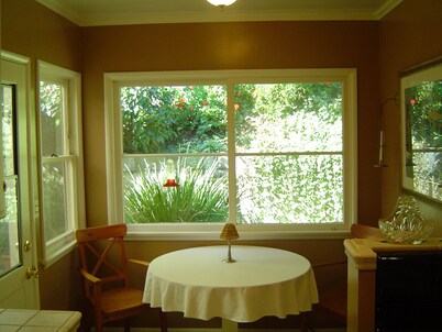 STUNNING Hollywood Hills Home... Celebrity Area, GREAT VIEWS and AWESOME REVIEWS