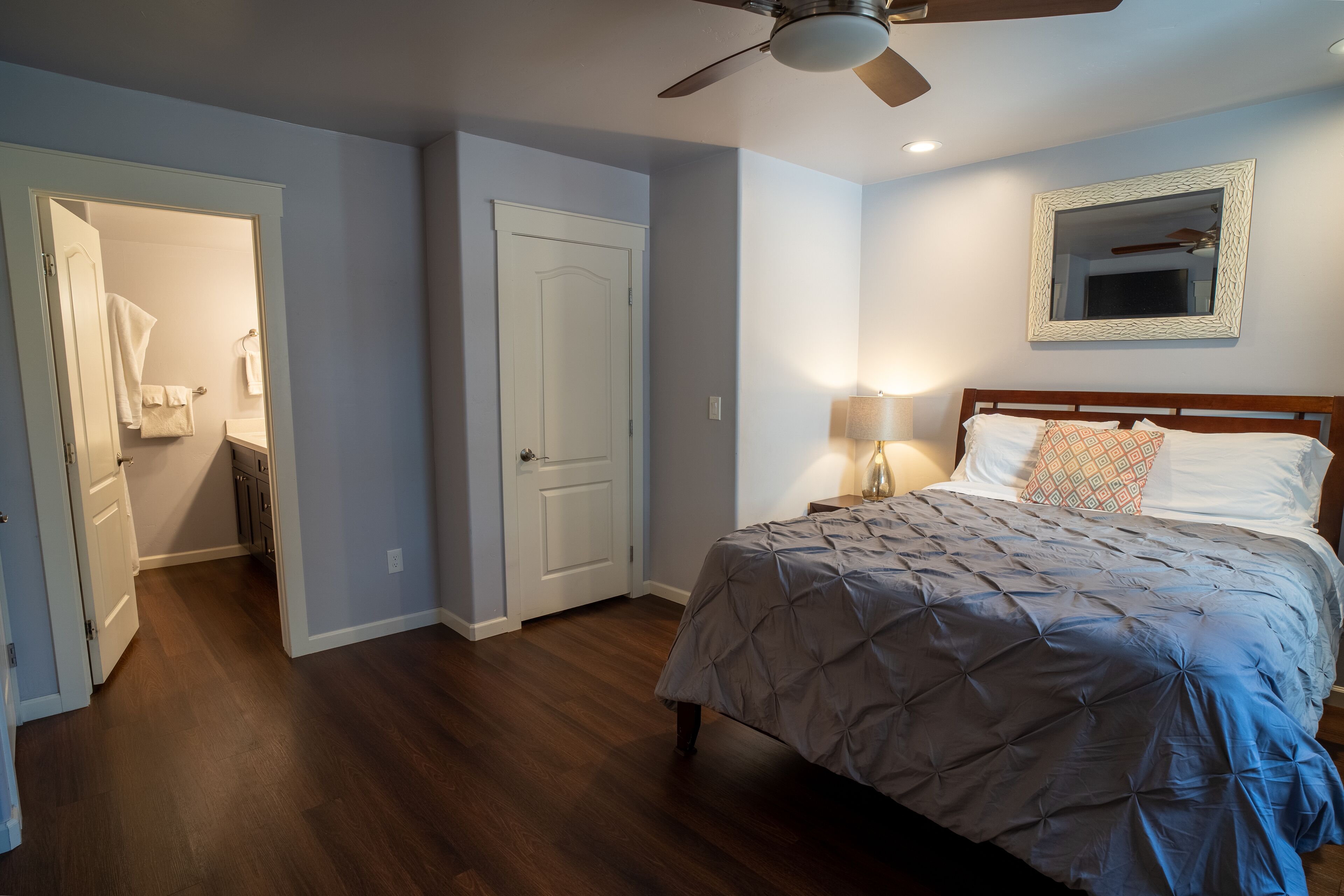 2 室のベッドルーム、デスク、アイロン / アイロン台、旅行用ベビーベッド