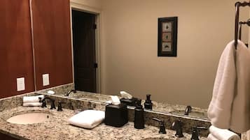 Combined shower/tub, hair dryer, towels