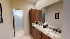 Combined shower/bathtub, hair dryer, towels