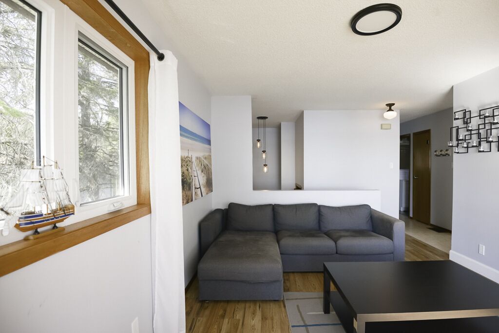 Serenity by the Lake: Lake Waterfront Cottage