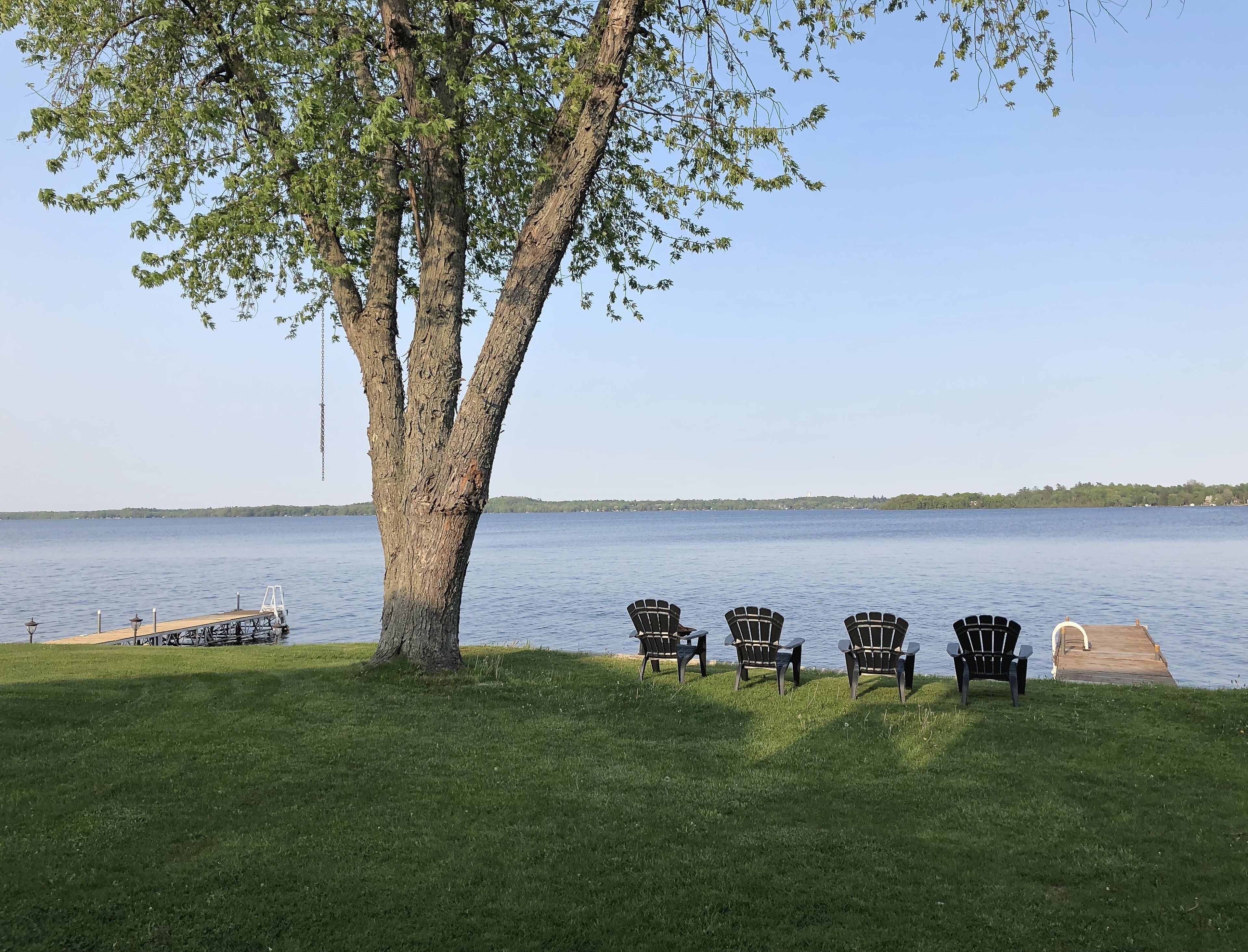 Serenity by the Lake: Lake Waterfront Cottage
