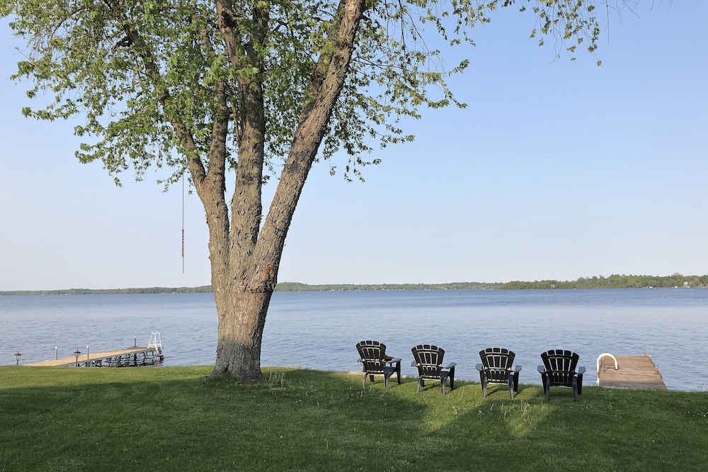 Serenity by the Lake: Lake Waterfront Cottage