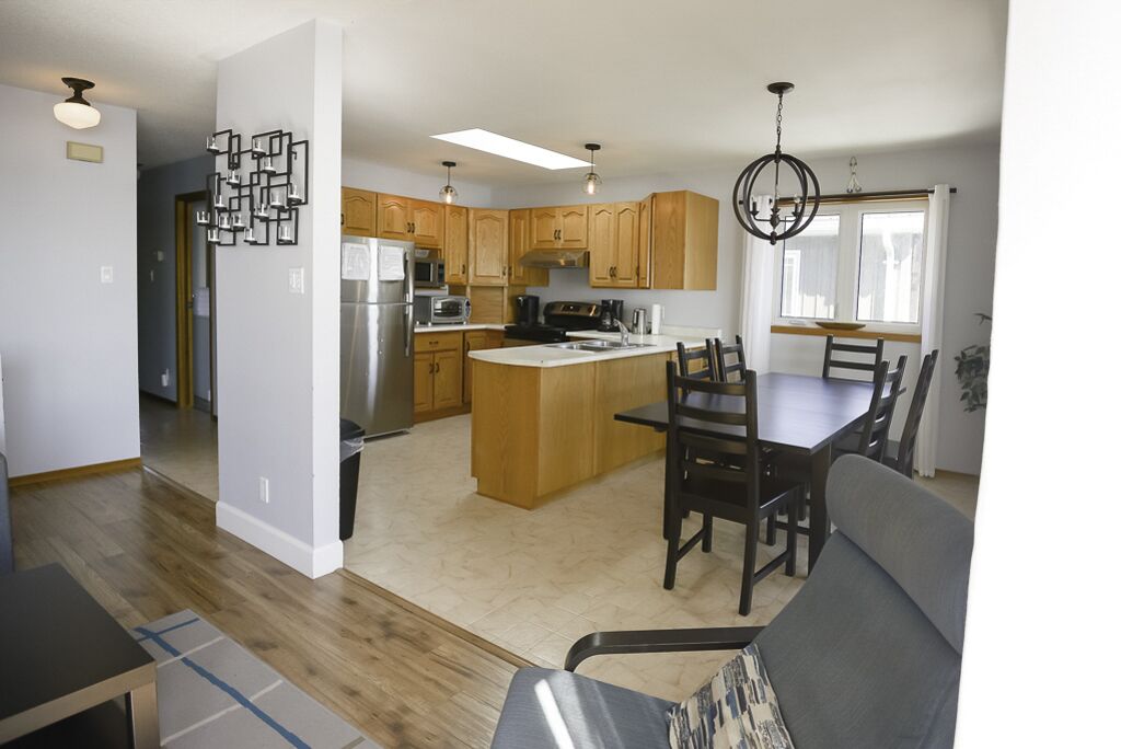 Serenity by the Lake: Lake Waterfront Cottage