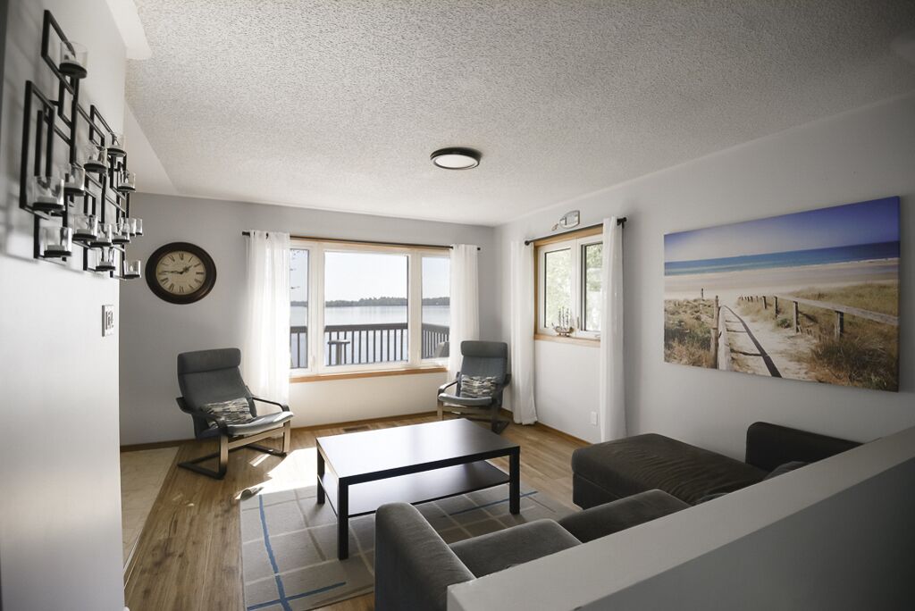 Serenity by the Lake: Lake Waterfront Cottage