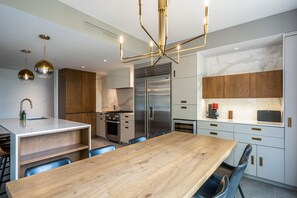 Fridge, microwave, oven, stovetop - Bondurant | Village Center | Spectacular Condo / Tremblant Living (Mont-Tremblant)