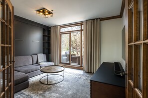 Smart TV, fireplace, stereo - Bondurant Tremblant | Ski Village Center, Shops & Renovated Condo + Hot Tub (Mont-Tremblant)