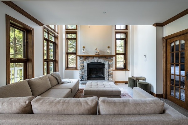 Smart TV, fireplace, stereo