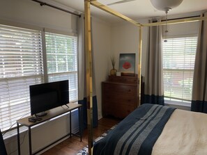 2 bedrooms, in-room safe, desk, iron/ironing board - Elegant Family Friendly | Just Minutes Walk to Midtown (Oklahoma City)