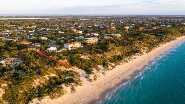 På stranden, solstolar och strandhanddukar