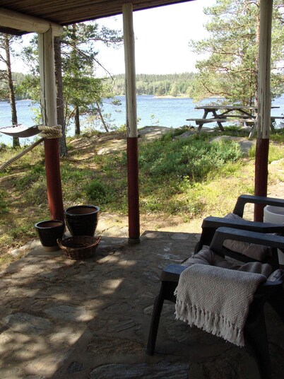Cottage by the lake, private boat and jetty