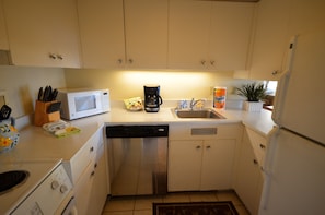 Fridge, microwave, oven, stovetop - Ilikai Hotel 909 2-Bedroom Suite in Lovely Waikiki (Honolulu)