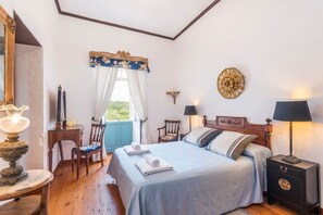 4 bedrooms, desk, iron/ironing board, WiFi