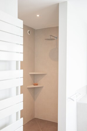 Ensemble douche/baignoire, sèche-cheveux, serviettes fournies