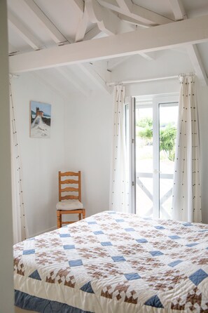 4 chambres, fer et planche à repasser, lit de bébé portatif