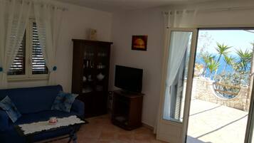 Smart TV, caminetto, lettore DVD, impianto stereo