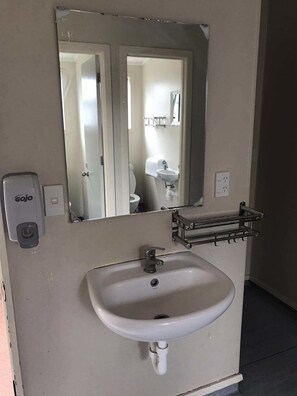 Shower, towels - Peace Haven Backpackers (Blenheim)