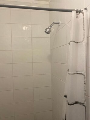 Douche, serviettes fournies