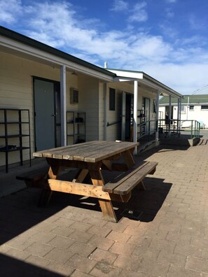 Property grounds - Peace Haven Backpackers (Blenheim)