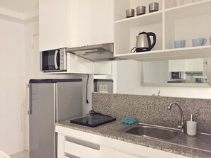 Kjøleskap, mikrobølgeovn, kokeplater og riskoker