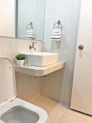 Shower, free toiletries, hair dryer, slippers - Alta Residences Legazpi (Daraga)