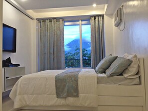 Skrivebord, strykejern/-brett, wi-fi (inkludert) og sengetøy