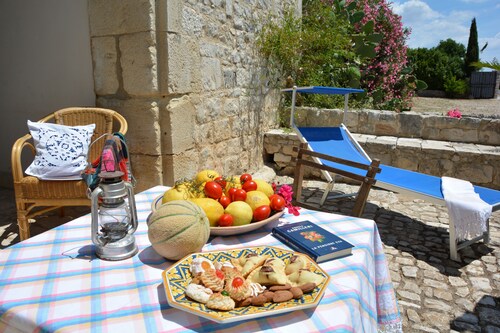 Dimora siciliana, giardino, piscina, wi-fi gratuito,orto biologico
