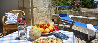 Dimora siciliana, giardino, piscina, wi-fi gratuito,orto biologico