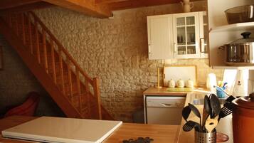 Een koelkast, een oven, een kookplaat, een vaatwasser