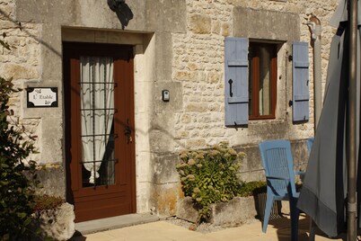 Beautifully restored former stable with pool, convenient location