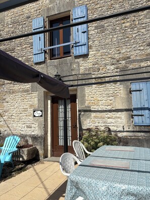 Outdoor dining - Beautifully restored former stable with pool, convenient location (Charente-Maritime)