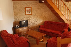 Fernseher, DVD-Player, Bücher, Stereoanlage