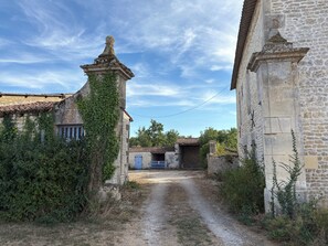 Property grounds - Beautifully restored former stable with pool, convenient location (Charente-Maritime)