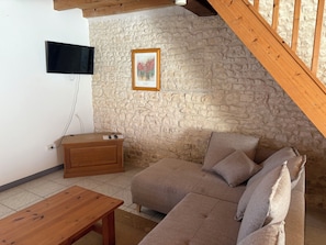 TV, lettore DVD, libri, impianto stereo