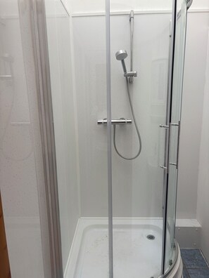 Combined shower/tub, towels