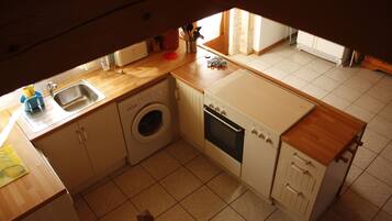 Een koelkast, een oven, een kookplaat, een vaatwasser