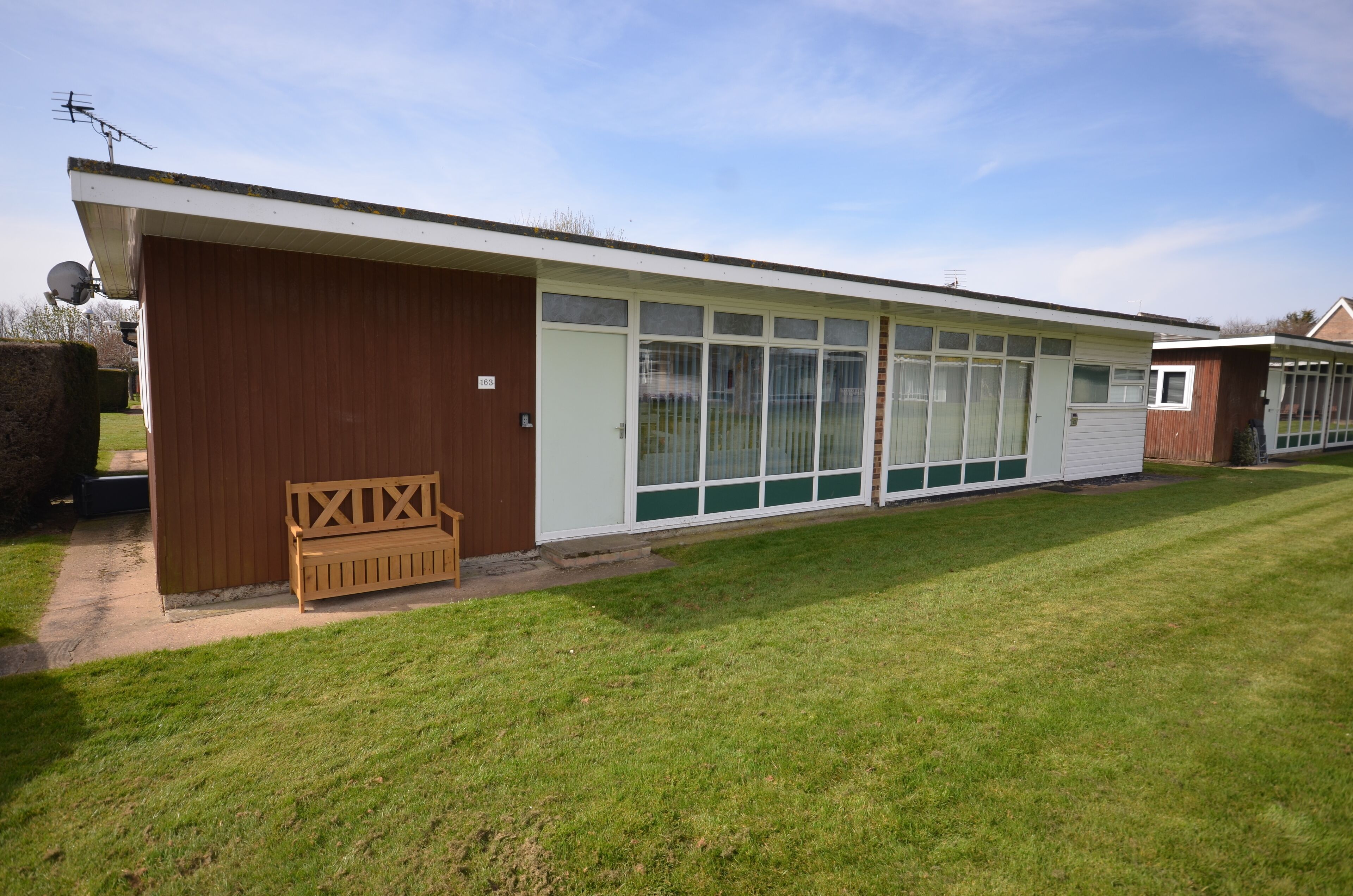 Close to Broads,WIFI,heated,2 Bed,Seasonal Swimming Pool, No Pets.