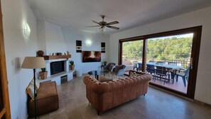 Smart TV y chimenea 